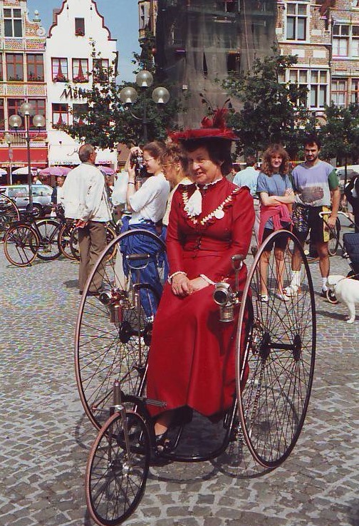 Berta Hnggi auf ihrem Clemant Dreirad 