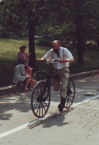 Franz Heini mit seinem Laufrad