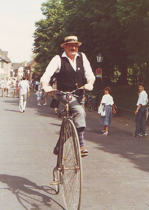 Alfred Baltus auf seinem Hochrad