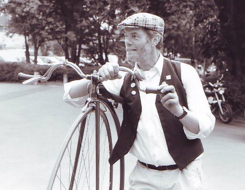 Achim Knorr mit seinem Hochrad